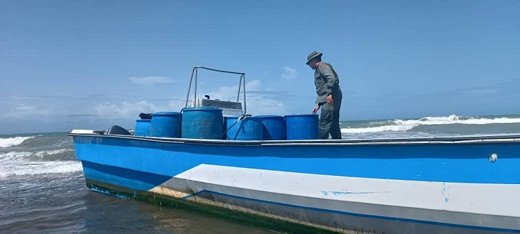 Polifalcón, GNB y PNB detienen a cinco tripulantes de embarcación clandestina procedente de La Guajira colombiana