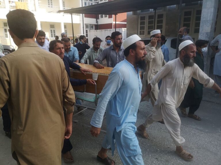 Decenas de muertos y más de 100 heridos tras un atentado suicida en Pakistán