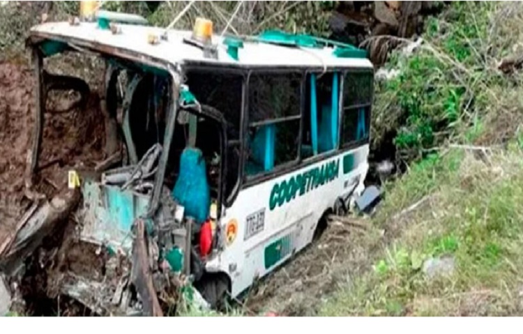 10 muertos y 30 heridos al caer por un barranco autobús repleto de migrantes venezolanos