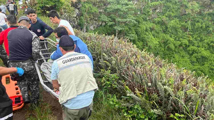 Ecuador| Rescatan a niño francés que cayó en un cráter volcánico en Galápagos
