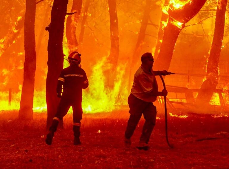 Un incendio fuera de control en Grecia obliga a evacuar poblados
