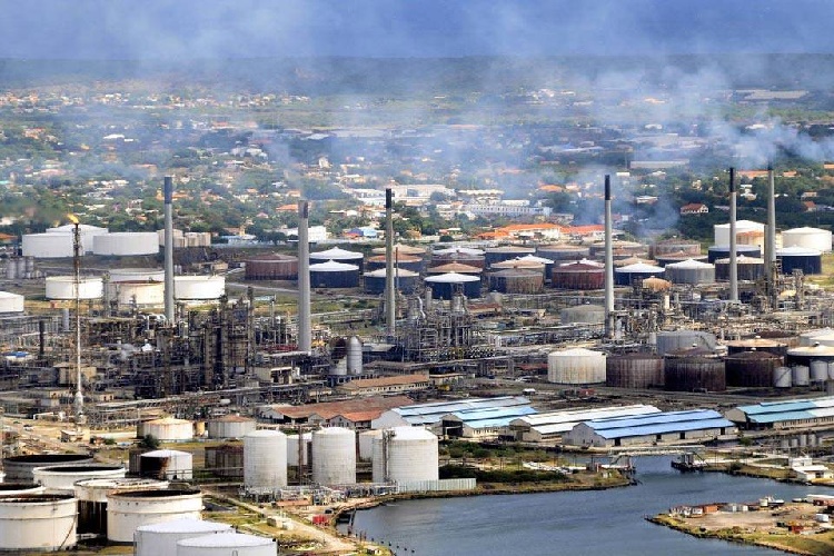 Magnate se asocia con refinería de Curazao para vender asfalto venezolano a EE.UU.