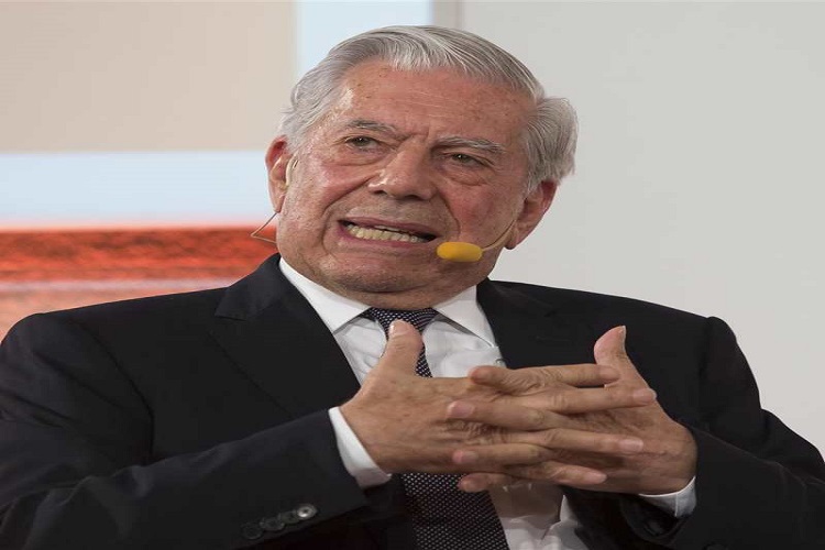 Mario Vargas Llosa está hospitalizado por coronavirus