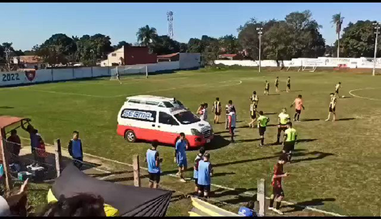 Ambulancia detiene partido de futbol porque el chófer dejó las llaves dentro