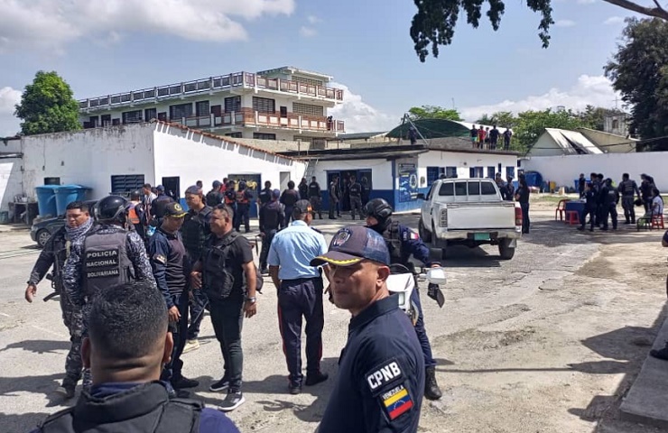 Cuatro policías secuestrados en motín en centro de detención en La Morita