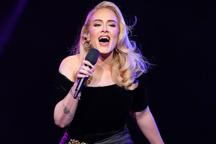 Adele pide que dejen de lanzar objetos a los artistas en el escenario