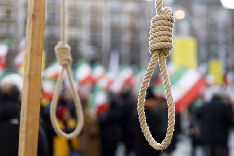 Irán ejecuta a tres hombres por violar a una docena de mujeres