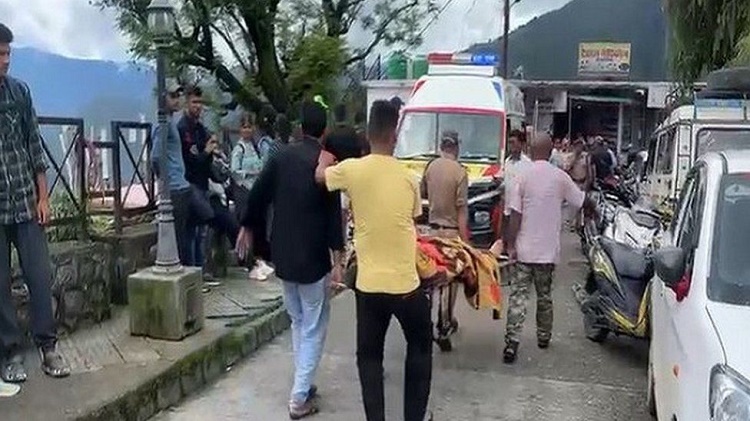 15 personas murieron electrocutadas  al cruzar un puente en India