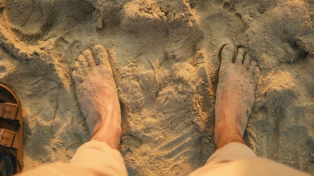 Este es el truco de TikTok que puedes usar para quitarte la arena en la playa