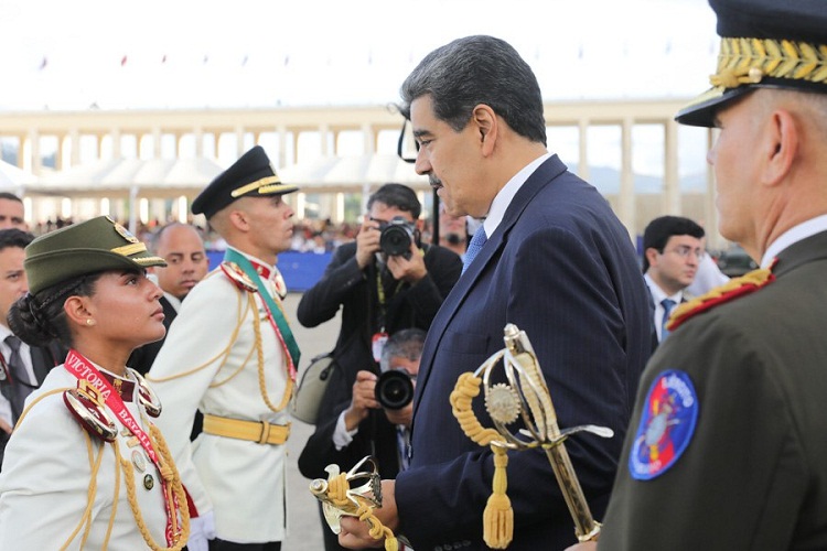 Maduro otorga Sable de Honor a 1.015 oficiales de la FANB