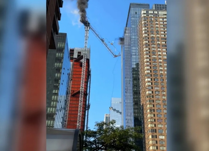 Susto en Nueva York: una grúa se incendió y se desplomó