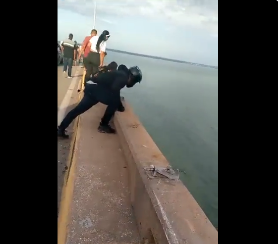 Vehículo cae desde la pila 25 del puente sobre el lago de Maracaibo (VÍDEO)