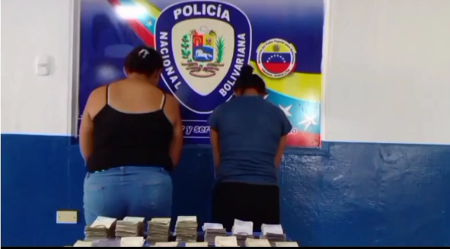 VÍDEO: PNB detuvo en flagrancia a dos mujeres que hurtaron 823.000 bolívares  de comercio en Coro
