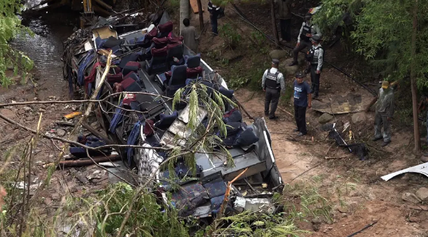 29 pasajeros muertos al caer autobús por un precipicio en México