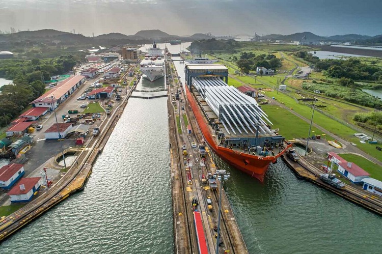 Canal de Panamá reduce el número de tránsitos diarios de buques