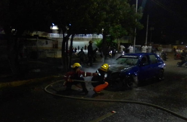 Ford Fiesta se incendió en la avenida Ramón Antonio de Coro
