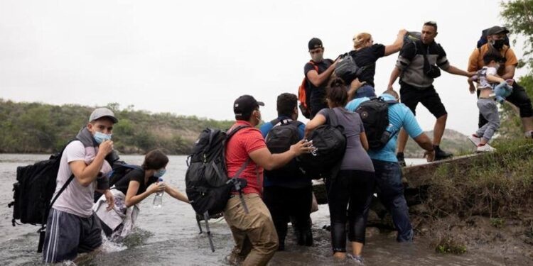 Juez frena política migratoria de Biden que concedía asilos en la frontera