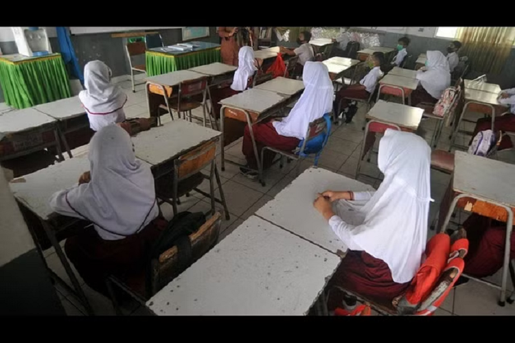 Indonesia: Maestro de una escuela afeita el cabello de 14 alumnas por no usar hijab islámico