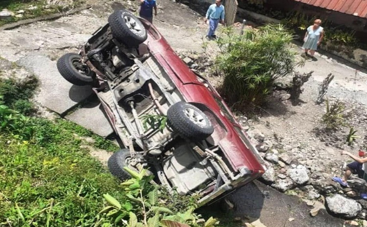 Camioneta cae en el patio de una vivienda en Boconó