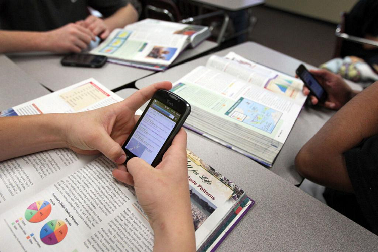 Unesco pide prohibir el uso de teléfonos inteligentes en las aulas de clase