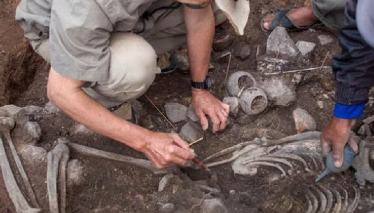 Arqueólogos descubren tumba sacerdotal de 3.000 años de antigüedad en norte de Perú