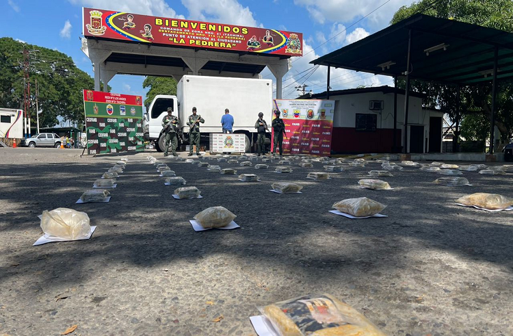 Dos detenidos por traficar 159 panelas de droga entre «pellejos» de pollo