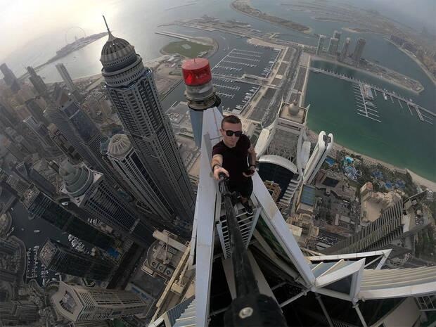 Acróbata famoso por escalar edificios cayó desde un rascacielos en Hong Kong