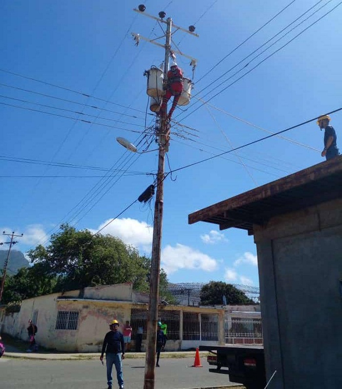 Instalan dos transformadores y devuelven energía eléctrica al ambulatorio y familias de Santa Ana de Paraguaná