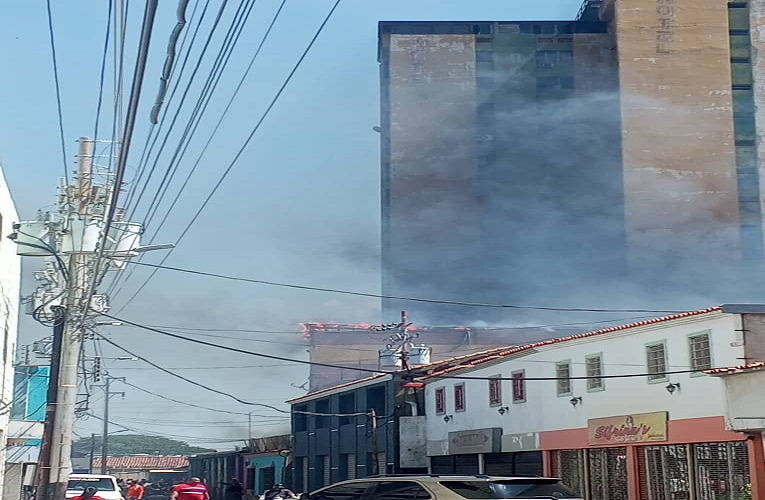 Devastador incendio consume edificio del Centro de Coro (+lista de afectados)