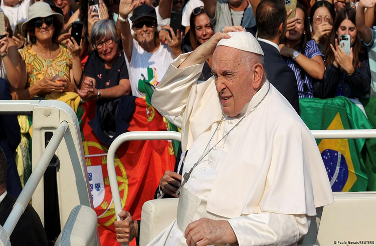 Unos sacerdotes rezan para que el Papa Francisco pueda ir al cielo cuanto antes