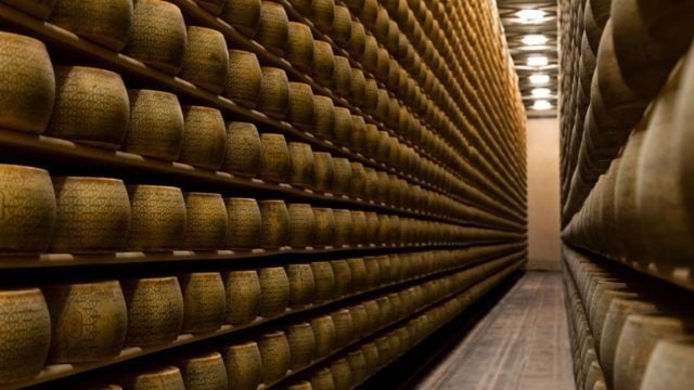 Empresario muere aplastado por 25.000 ruedas de queso Grana Padano