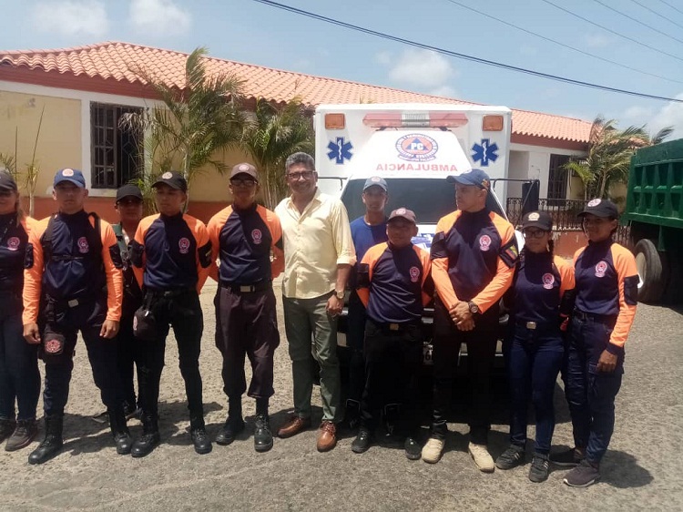 Alcalde Harold Dávila entrega ambulancia y camión volteo al municipio Falcón
