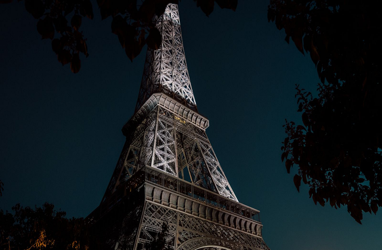 Turistas ebrios pasaron la noche en la Torre Eiffel