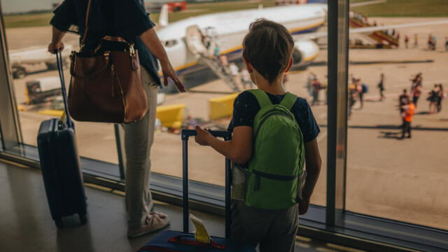 Conoce los requisitos legales para viajar con menores de edad