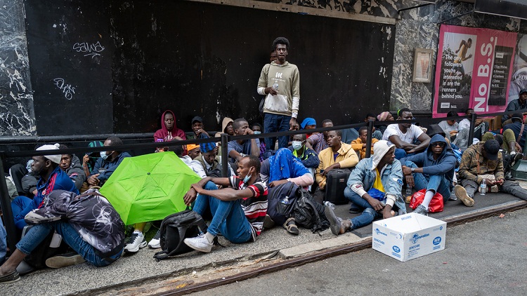 Cientos de migrantes duermen en las aceras de Nueva York. El alcalde pide ayuda federal