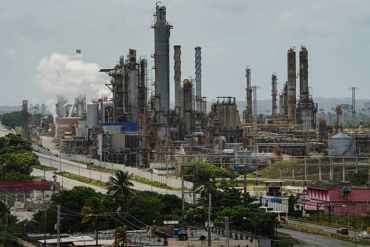 Reuters: Venezuela no logra frenar las fugas de petróleo ni la quema de gas