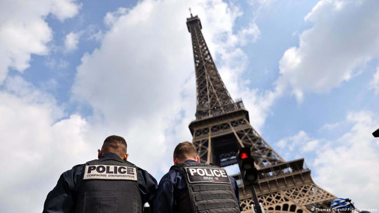 Evacuan Torre Eiffel tras una amenaza de bomba