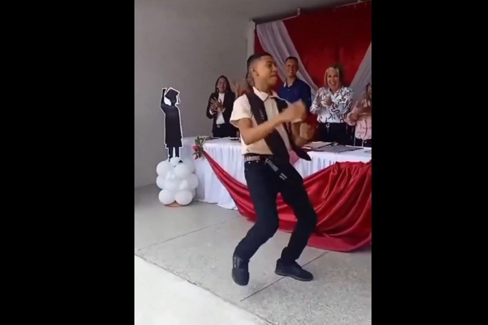 ¡Rompió el protocolo! Estudiante se hace viral al recibir su título de bachiller bailando (+Video)