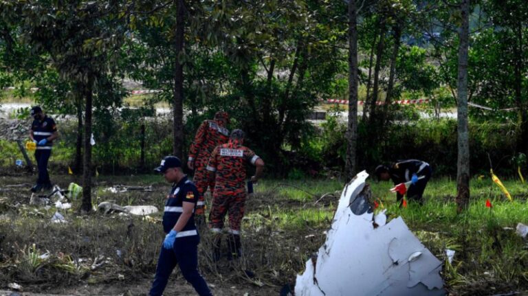 Diez personas mueren al estrellarse una avioneta en una calle en Malasia
