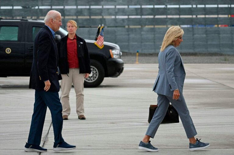 Biden viaja a Hawái entre críticas por su respuesta a incendios