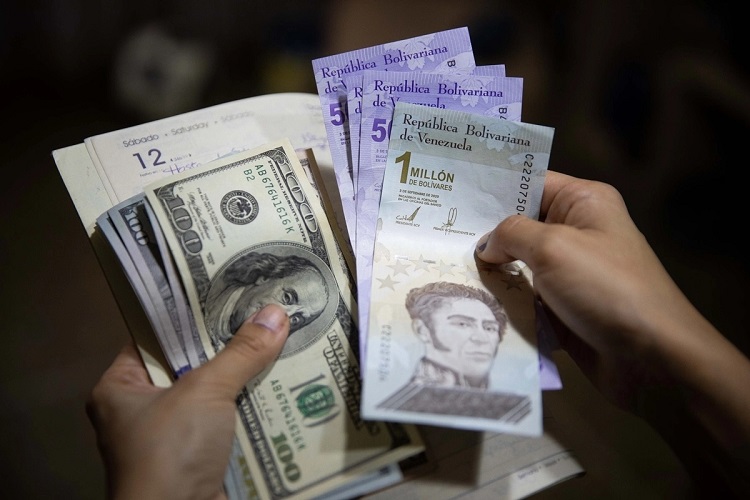 El bolívar perdió un 9,4% de su valor frente al dólar en agosto