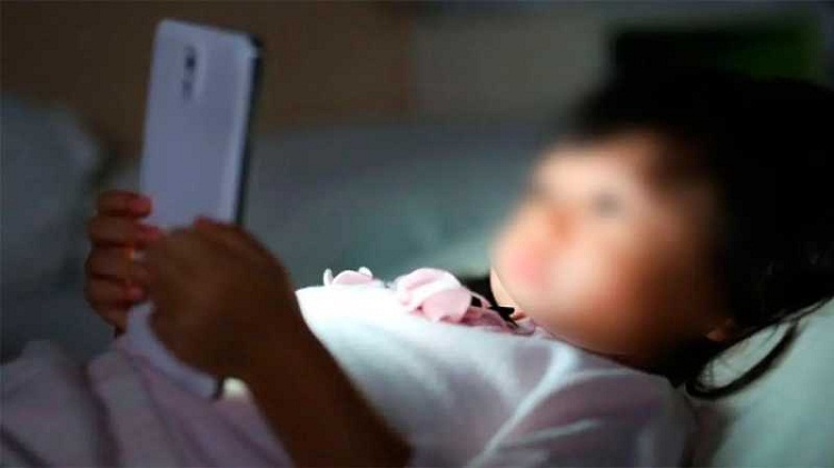 China prohíbe a los menores de 18 años conectarse a internet en la noche