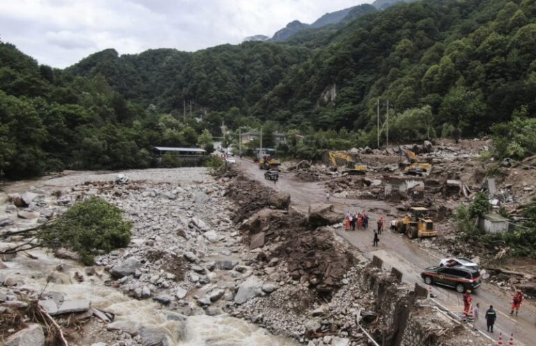 24 muertos deja deslizamiento de tierra en China