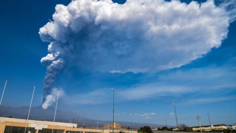 La erupción del Etna causa el cierre del aeropuerto de Catania, en Sicilia