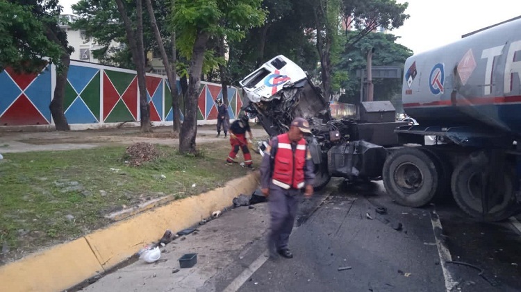 Dos muertos y dos heridos en accidente en autopista Valle-Coche