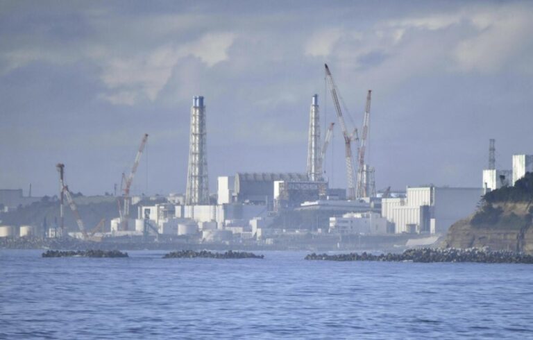 Japón comienza a verter aguas residuales de Fukushima al océano