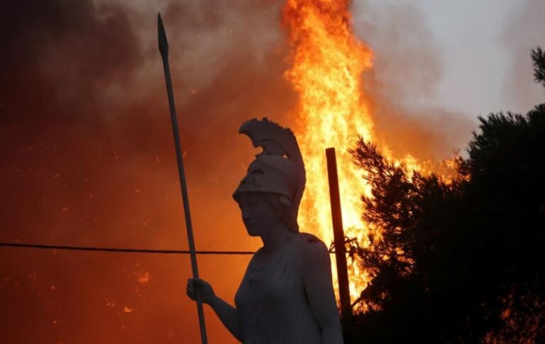 Bomberos griegos siguen combatiendo el fuego a las puertas de Atenas