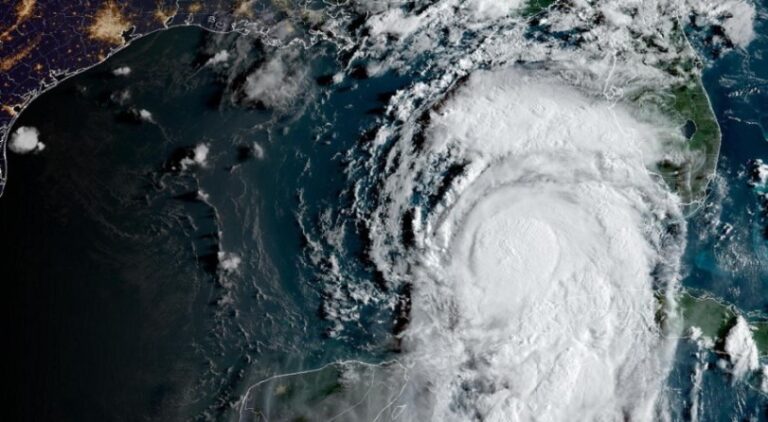 Idalia se convierte en un potente huracán de categoría 4 al acercarse a Florida