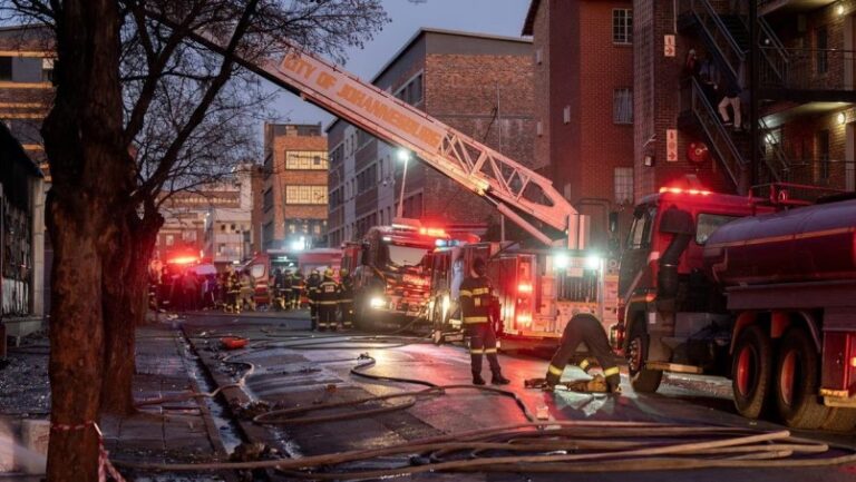 Incendio de un edificio en Johannesburgo deja al menos 73 muertos