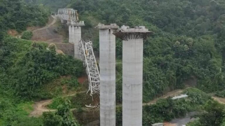 Derrumbe de un puente ferroviario en India deja al menos 17 muertos